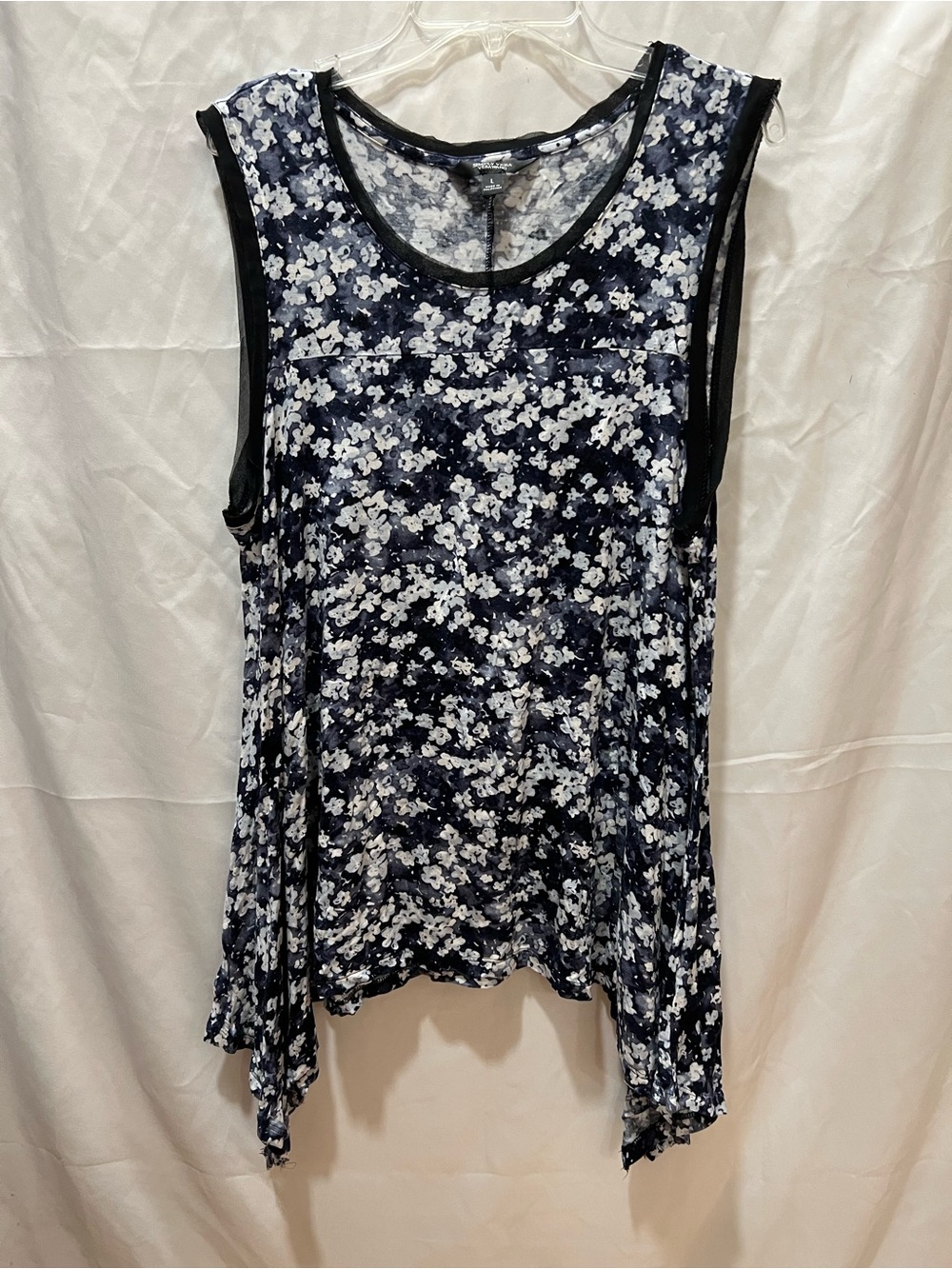 Simply Vera Vera Wang Navy and White Floral Asymmetric Tank